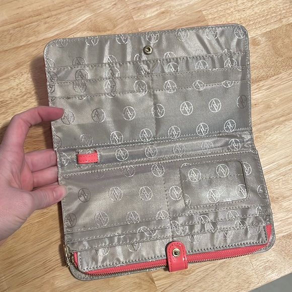 Adrienne Vittadini Large Clutch - Picture 3 of 6